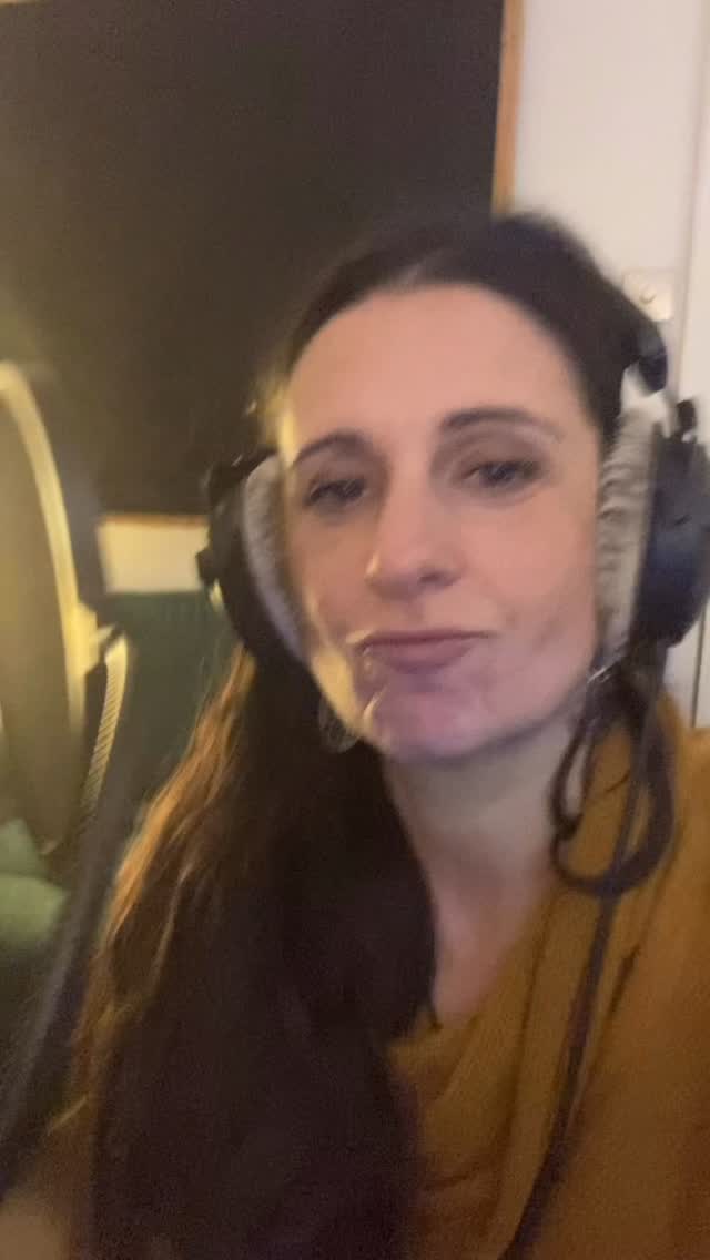 More fun moments from the latest session in the studio with @steve_baker_sound working on my upcoming EP.
Recording and Production is now a wrap!
Highlight of today?
Recording one single breath. Just right.
🫠🤗🫠✨🔥💃🔥✨🎶💓🎶
#music #voice #love #heart #singer #spirituality #singing #healing #musician #breath