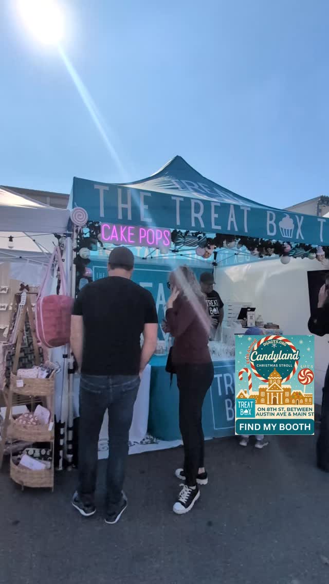 The @dga_gtx Georgetown Christmas Stroll Day 3! We replenished some treats this morning but they are going fast! Stop by and see us on 8th St between Austin and Main to grab your holiday treats!
There are tons of vendors, family activities, photo ops, food options and the awesome businesses of downtown. Bring the family and have fun!