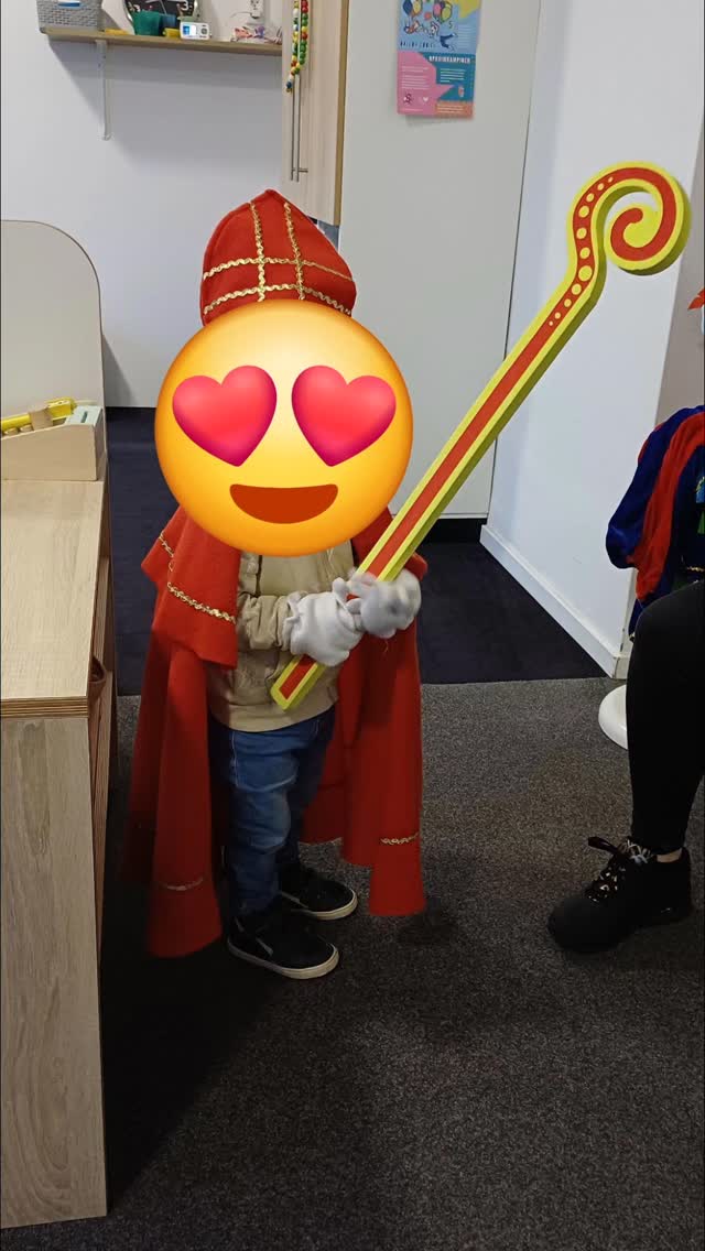 Bij Okidoki kunnen we ons verkleden als Sint en Piet, werken we verder aan de vlaggetjes en bouwen we pietenhuizen en stoomboten met de houten blokken 🥰