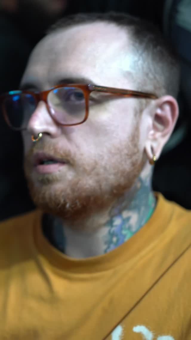 🎙️ HATERS – Episodul 1 | Alexandra & Not Bob
„Mai bine faci un tatuaj bun de la început decât să ajungi la un cover-up.” 🔥
Despre încredere, clienți și cum un tatuaj reușit spune mai multe decât orice reclamă – Alexandra și Not Bob vorbesc deschis despre ce înseamnă cu adevărat această meserie.
👉 De la trendurile de acum câțiva ani – celebrele „aripi” – la revenirea lor surprinzătoare în prezent.
👉 Despre cum evoluează gusturile oamenilor și cum, uneori, te trezești lucrând cu o generație complet nouă: „Nu știu cum s-a întâmplat, dar thank God! Am ajuns la o clientelă mai tânără decât mă așteptam.”
💬 Un episod plin de sinceritate, umor și insight-uri reale din culisele industriei tatuajelor.
Dacă ai tatuaje, vrei tatuaje sau pur și simplu îți place vibe-ul, episodul ăsta e pentru tine.
#HatersPodcast #Episodul1 #Alexandra #NotBob #Tatuaje #CoverUp #TrendingInk #BehindTheScenes