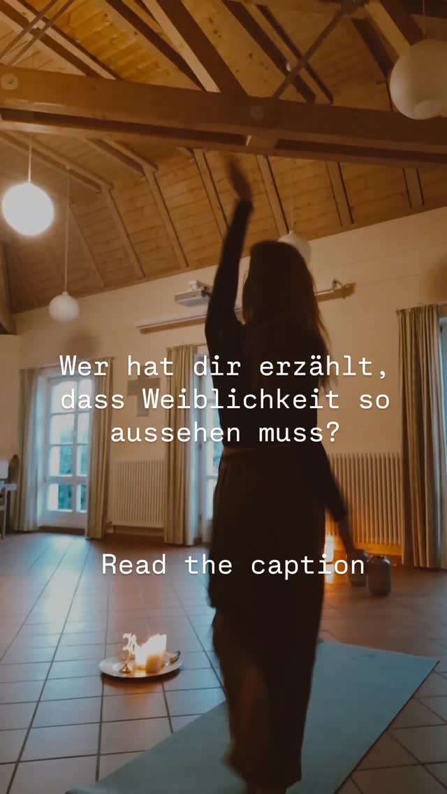 Was ist Weiblichkeit?
Für mich ist Weiblichkeit kein Konzept, kein Idealbild
und nichts, das ich im Außen greifen oder darstellen müsste.
Ich habe lange versucht zu verstehen, wie Weiblichkeit „aussehen soll“ und überall die Theorien, Rollenbilder, Definitionen. Doch je mehr ich im Außen suchte, desto weiter entfernte ich mich von mir selbst.
Heute spüre ich:
Weiblichkeit ist ein innerer Zugang.
Ein Lauschen.
Ein Erinnern.
Ein tiefes Gefühl im Körper, im Schoßraum, in der Verbindung zur Natur.
Und dafür braucht es Mut.
Mut, nach innen zu fühlen.
Mut, mich von Erwartungen zu lösen.
Mut, meiner eigenen Wahrheit zu vertrauen.
Weiblichkeit hat für mich nichts mit äußeren Merkmalen zu tun, wie mit Haarlänge oder Kleidung.
Sie entsteht, wenn ich meinen eigenen Rhythmus wiederfinde, wenn ich meinem Körper zuhöre,
wenn ich meiner Intuition Raum gebe.
Ich kenne die Verwirrung, die entsteht, wenn überall von „männlichen und weiblichen Anteilen“,
Polaritätstheorien oder Schablonen gesprochen wird.
Ich habe mich selbst darin verloren.
Heute ist meine Wahrheit viel klarer:
Wir Frauen haben einen besonderen Zugang nach innen.
Wir fühlen tief.
Wir empfangen.
Wir erschaffen aus dem Inneren heraus.
Unsere Kraft ist weich UND klar.
Empfänglich UND schöpferisch.
Verletzlich UND unerschütterlich stark.
Weiblichkeit ist kein Bild.
Keine Rolle.
Keine Theorie.
Sie ist ein Erleben.
Ein Heimkommen.
Immer wieder.
🌹🌊🌿❤️🙏
#weiblichkeit
#weiblicheenergie
#schoßraum
#innerewahrheit
#frauensein
#embodimentwomen
#zyklischleben
#heilarbeit
