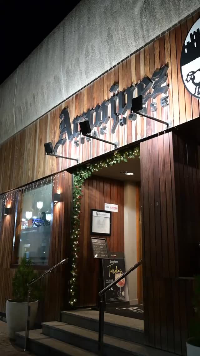 Así vivimos la segunda edición de nuestro Encuentro Navideño en Aranjuez Steak House junto a Los Cardenales del Éxito: una noche para celebrar, brindar y compartir momentos inolvidables en casa.🎶🥩🔥
.
.
.
#aranjuez #grupoAranjuez #AranjuezSteakHouse #madrid #planesmadrid #restaurantesmadrid #restaurantegallego #comerenmadrid #cenarmadrid #bernabeumadrid #carnegallega #restaurantedecarne #restaurantedecarneenmadrid #top10restaurantesmadrid #comidavenezolanamadrid