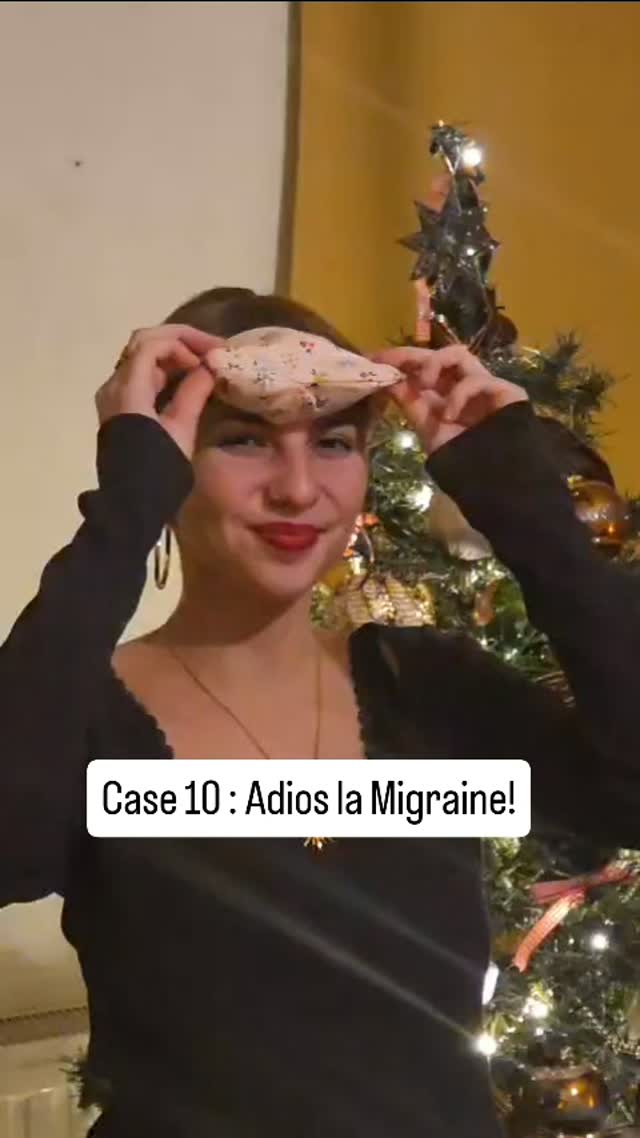 🎄✨ 10ᵉ pochette… un indispensable pour les moments où la tête dit stop.
À l’intérieur, on découvre le masque spécial migraine. À l’intérieur, il contient des graines de lin et de la lavande, connues pour leur effet apaisant. Il peut s’utiliser à température ambiante, pour favoriser le calme et l’obscurité, ou placé au minimum 3 heures au congélateur pour profiter de l’effet du froid, particulièrement apprécié en cas de migraine ou de maux de tête.
Le froid apporte une sensation de soulagement, aide à détendre les tensions et à apaiser la zone des yeux et du front. Utilisé lors d’un moment de repos, d’une pause au calme ou avant de dormir, ce masque devient un vrai allié bien-être quand la lumière, le bruit ou la fatigue deviennent trop présents.
Un accessoire pensé pour ralentir, se recentrer et prendre soin de soi, simplement.
💛 Pochette numéro 10 validée…
La suite du calendrier continue tout en douceur.
#migraine #mauxdetete #masquedenuit #effetfroid #bienetre