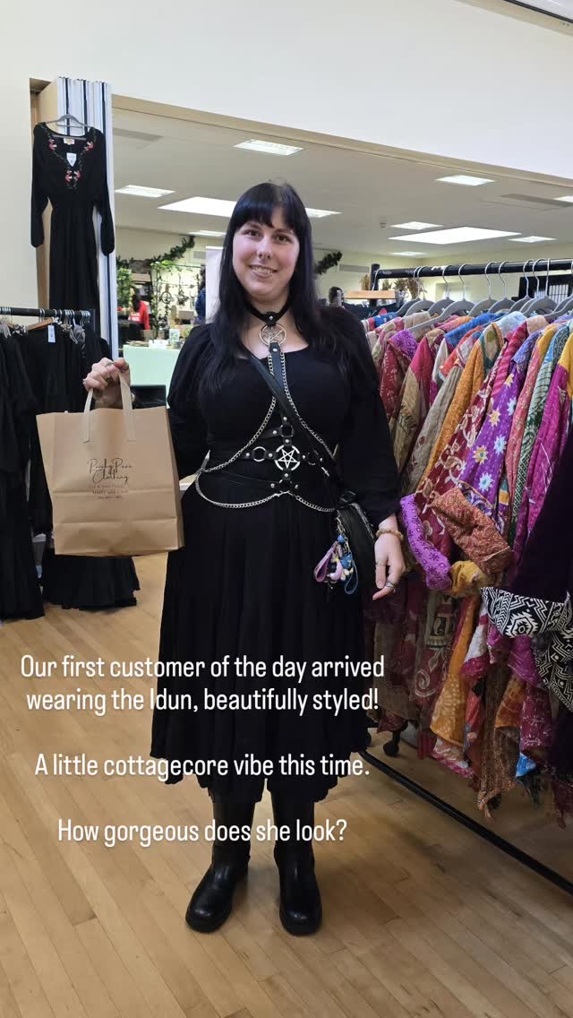 How gorgeous does this beautiful customer (we didn't catch your name, so sorry 😢) look wearing her Idun dress?
We love a repeat customer, and it is always amazing to see so much Peachy Pear at our events 🥰🫶
A great start to a busy day 🙌
#reppingthebrand #beautifulcustomer #firstsaleoftheday #sizeinclusivebrand #bohoclothing #witchlife #Peachypearclothing