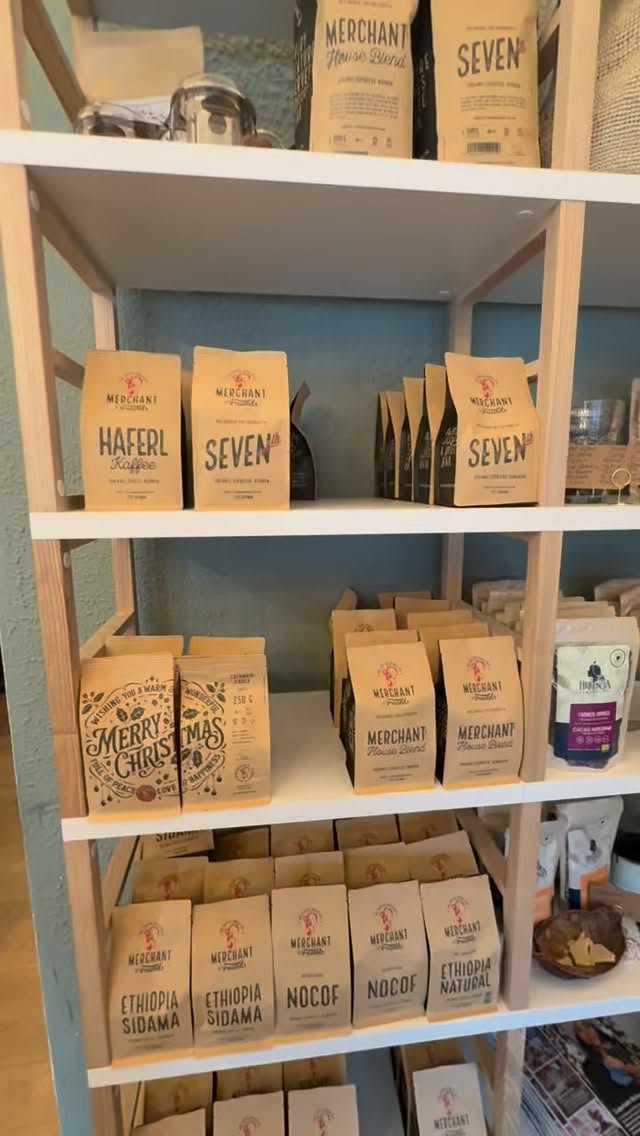 .
Kleine Entscheidungen können Großes verändern. Wenn wir bewusst bei kleinen, unabhängigen Unternehmen einkaufen, stärken wir Menschen und Projekte, die mit echter Leidenschaft arbeiten. Stell dir vor jede erwachsene Person würde nur einen kleinen Betrag bei lokalen oder unabhängigen Shops ausgeben. Der Effekt wäre enorm. Milliarden würden nicht in anonyme Strukturen fließen, sondern in Hände, die wirklich etwas damit bewegen.
Wie du kleine Unternehmen unterstützen kannst
• kaufe bewusst bei kleinen Shops
• hinterlasse eine Rezension
• teile deine Lieblingsprodukte
• folge auf Social Media
• empfiehl uns weiter
Jeder dieser Schritte trägt dazu bei, dass Handwerk, Herkunft und faire Wertschöpfung bestehen bleiben. Danke an alle, die kleine Unternehmen sichtbar machen und tragen.
.
#buylocal #shopsmall #supportsmallbusiness #kleineunternehmen #lokalekaufentscheidet #kauflokal #lokaleunternehmen