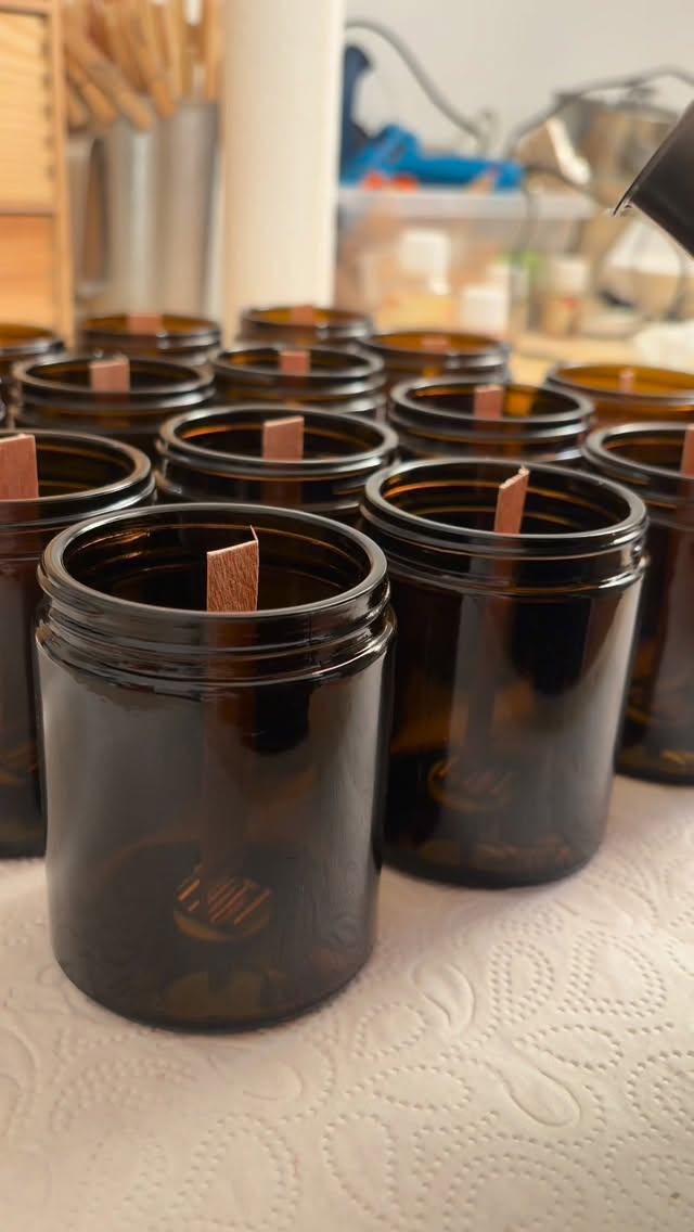 — SATISFACTION 🕯️
Petite coulée d’ambrée cet après midi, parfum café et parfum ambre - qu’est ce que j’aime ces odeurs réconfortantes ! ☕️
Je termine tout doucement mes coulées avant le marché de Noël de Yutz, j’essaie d’avoir assez de stock pour tenir ces 2 semaines et demies! 👀🎄
Il me reste encore un projet pro, une bougie surprise, des moulées parfumées, et bien entendu TOUTE la mise en place du marché vendredi ! 😎
Allez ça va le faire, en attendant on se détend en regardant cette vidéo satisfaisante ! ❄️
Ps: la musique c’est mon mood de la semaine ahaha
#bougies #bougiesparfumees #parfums #parfumsdegrasse #artisane #artisan #artisanat #artisanatlorrain #lorraine #metz #talange #marchedenoel #noel #christmas #xmas #satisfaisant #instaxmas