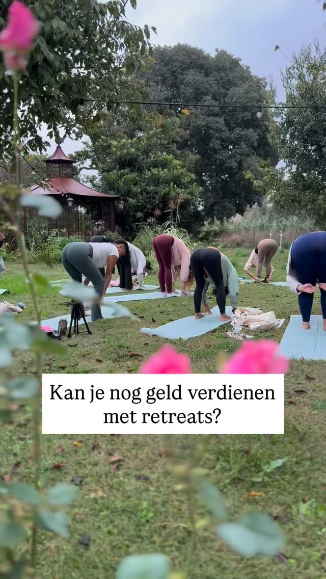 We organiseren retreats niet met het doel geld verdienen… als het goes is😅🙏 Ik hoop dat je retreats organiseert omdat je mensen wilt helpen, de wereld een beetje beter wilt maken. Ik wil in ieder geval 😉. Maar dat betekent niet dat een retreat geen geld op hoeft te leveren, we hebben immers onze rekeningen te betalen en steken veel tijd moeite en energie erin waar wat tegenover mag staan…
wel Veel mensen willen een retreat organiseren…
maar zonder community, zonder plan en zonder duidelijke positionering lukt het bijna niemand om ‘m gevuld te krijgen.#
En dan ontstaat het idee: “met retreats kun je geen geld verdienen.”
Maar dat is simpelweg niet waarEen retreat kán absoluut winstgevend zijn maar niet als je ‘m er even tussendoor lanceert.
In de Nederlandse & Europese markt werkt het totaal anders dan de Amerikaanse “verdien 30K per retreat”-verhalen die online rondgaan.
Hier draait het om:
• het opbouwen van vertrouwen
• een doelgroep die je kent en begrijpt
• een realistische prijsstrategie
• en een retreat dat onderdeel is van je aanbod (niet een los projectje)
Vanavond neem ik je precies hierin mee tijdens mijn gratis Retreat Masterclass:
• wat wél werkt
• waarom een retreat zonder community bijna nooit verkoopt
• hoe je realistisch rekent
• en wat je moet doen vóórdat je überhaupt een retreat naar buiten brengt
📅 Vanavond — 19:30
🎥 Replay beschikbaar
🔗 Inschrijven via de link in mijn bio
💛 Live = extra waarde + kans op een gratis 1:1 consult
Ben je erbij?
Video tijdens het #costabrava retreat bij @masgenerosfonteta