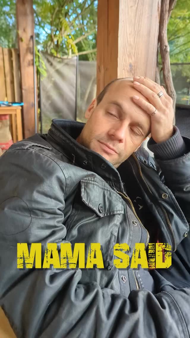Victor en Fast & Curious 💥
Toujours entre tension et détente,
entre les gestes qui sculptent le temps
et les rires qui brisent la gravité.
Les réponses fusent,
Résonnent comme des coups de caisse claire.
Régisseur ou batteur ?
80 secondes de good vibes 🥁🔥 #HipHopFusion
#drum #rapconscient #mamasaid #urbanfusion