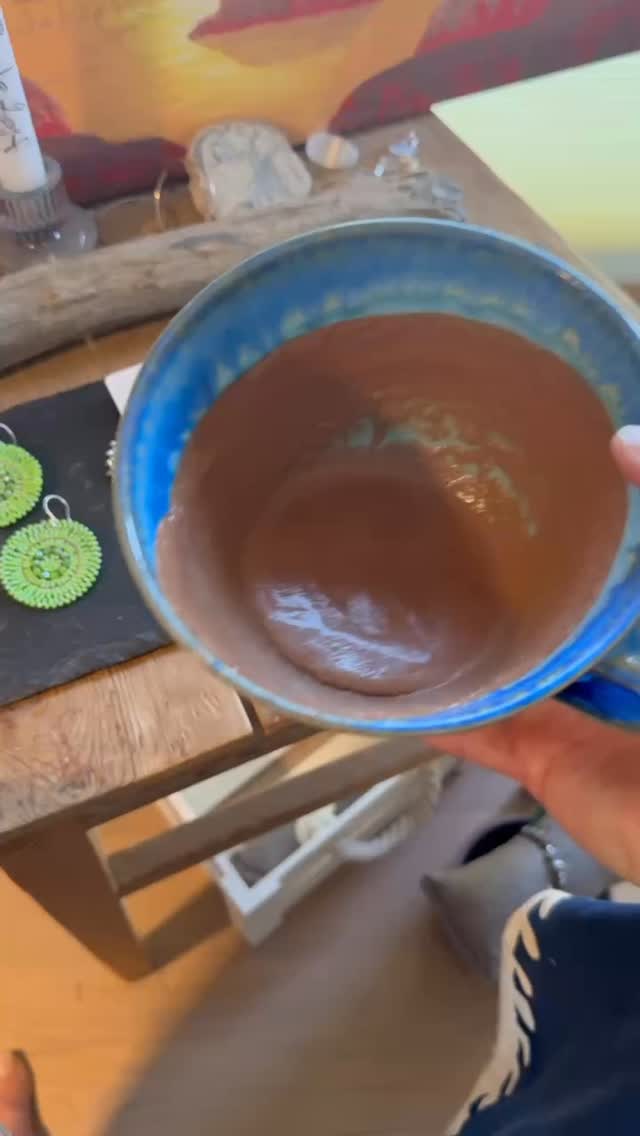 🔥 Warum Cayennepfeffer perfekt zu Rohkakao passt
1. Cayenne ist ein Herzöffner – körperlich & energetisch
Der Wirkstoff Capsaicin erweitert die Blutgefäße.
Kakao öffnet das Herz energetisch – Cayenne öffnet es körperlich.
Zusammen entsteht dieser heilige Mix aus Wärme, Präsenz und Flow.
2. Cayenne verstärkt die Kraft des Kakaos
Mehr Durchblutung bedeutet:
mehr Aufnahme, mehr Theobromin, mehr Oxytocin,
mehr Verbundenheit – mit dir und dem Moment.
Cayenne flüstert: „Bereit? Wir gehen tiefer.“
3. Cayenne bringt Feuer in die Zeremonie
Während schwarzer Pfeffer erdet, bringt Cayenne Mut, Lebenskraft, Initiation.
Er ist pure Aktivierung – ideal für:
• Manifestationen
• Loslass-Rituale
• kraftvolle Solo-Sessions
• Morgenkakao für klaren Fokus
Für Herzheilung eher sanft dosieren.
Für Power-Zeremonien etwas mutiger.
4. Verdauung & Energiefluss
Cayenne aktiviert Agni, dein inneres Feuer.
Er bewegt Energie, löst emotionale Staus und bringt dich zurück in den Körper.
Wunderbar in Ritualen, wo Transformation spürbar sein darf.
5. Cayenne als energetischer Schutz
Wie ein feuriger Kreis um dein Feld:
klar, wach, gut verwurzelt – besonders in tiefen Prozessen.
🔥 Die perfekte Dosierung
Weniger ist mehr:
👉 Eine Messerspitze pro Tasse
Mehr nur für Geübte – das Feuer hat Kraft.
- bei mir ist es schon deutlich mehr 💚💜💚