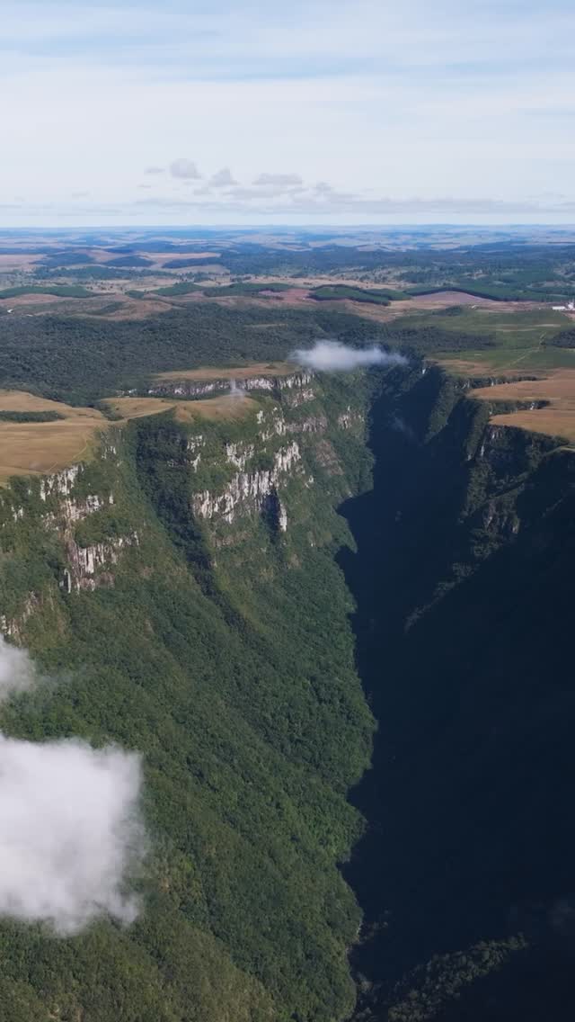 Aventura e contemplação pelo Canyon Fortaleza, no Geoparque Mundial da UNESCO Caminhos dos Cânions do Sul.
Um dos cenários mais imponentes da região. Altitude, silêncio e paisagens que fazem qualquer visitante se sentir pequeno diante da natureza.
Experiência Feel Brasil 🇧🇷
Cânion Fortaleza - Parque Nacional da Serra Geral - Rio Grande do Sul - Brasil.
#embratur #cambarádosul #descubrasc #sebraers #visitbrasil #feelbrasil #canyonsdosul #geoparquecaminhosdoscanionsdosul