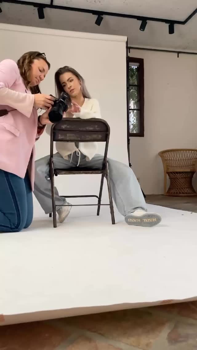 Du siehst dich selbst auf der Kamera.
Du atmest ein bisschen tiefer.
Du erkennst vielleicht zum ersten Mal, wie du wirkst.
Und ich frage nicht: âGefĂ€lltâs dir?â
Sondern: âFĂŒhlst du dich?â
Kommunikation im Shooting ist kein Smalltalk.
Es ist Wahrnehmung. Spiegelung. Verbindung.
Und genau da beginnt dein Bild.#portraitphotography #authentischeportraits