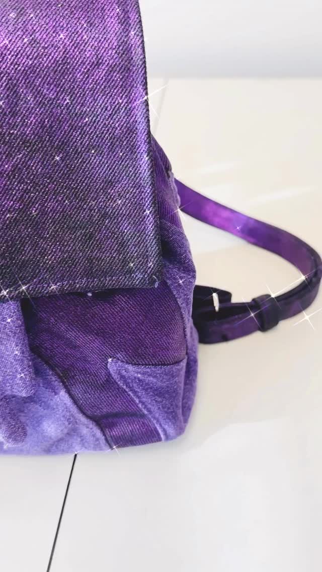 Highlighting the Rock n’ Roll 🎸 lightning ⚡️ bag.
It’s very shiny and sparkly ✨
What Makes It Unique:
♡ Handmade/Artisan
♡ Up-cycled
♡ One-of-one
♡ Machine Washable
♡ Many Uses!
Shop IRL at @theehunnyclub in Sacramento, CA or online at shoppedreamy.com
#upcycledbag #shoppedreamy #upcycledfashion #artisanmadegoods #sustainablestyle #christmasgiftsforher #christmasgiftideas #smallbusiness #sacramentoboutique #oneofone