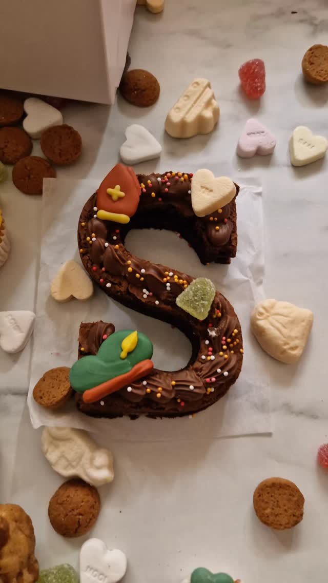 Ik raak er op uitgegeten🫠
Ja echt! Chocolade letters, ik word er niet meer zo blij van als "vroeger" (ik voel me ook meteen prehistorisch als ik dat zeg als 90's baby🤣).
Nu ga ik liever voor iets meer uniek en bijzonder dan zo'n 13 in dozijn chocolade letter. En eerlijk; ik vind de choco letters heel duur geworden voor iets dat massaal geproduceerd wordt🙊.
Zelf kies ik dan liever voor iets dat handgemaakt wordt of hier uit de buurt komt voor dat geld i.p.v. de landelijke supermarkt...
Ben ik nou de enige die dat zo voelt? Of ligt dat echt aan mij?🤭
Mocht jij er nou ook zo over denken.... Ik heb de lekkerste luchtige (ja echt! Het bestaat: luchtige chocolade) brownies, heerlijke cupcakes en dan heb ik de cookies nog niet eens genoemd.... krokante buitenkant, zachte binnenkant en tot de nok gevuld met heerlijke Belgische chocolade stukjes 🤎.
#suikertijd #cupcakes #brownies #cookies #cheesecake #feestcupcakes #feesttaart #opmaatgemaakt #sinterklaas #sinterklaasfeest #pakjesavond #hetheerlijkavondje #oldenzaal #losser
