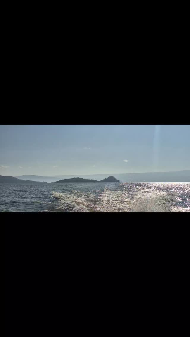 Surrounded by water, big skies and epic landscapes, Teddy Bear Camp is good for the soul. Arrive stressed, leave very chilled indeed. Time to download and reset. Book direct or on Airbnb. See Link in bio. #teddybearbaringo #lakebaringo #islandlife #greatriftvalley