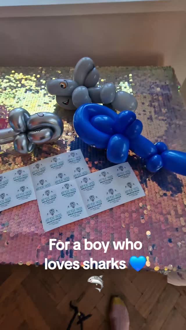 Fun at a shark themed party! 🦈🎉❤️
.
#artycatfaces #balloonart #balloonmodelling #balloontwisting #ballooncreations #shark #sharktheme #sharkballoon #sharksofinstagram #sharklover #birthdayboy #birthdayfun #londonbirthday #facepainting #balloonshark #octopus #entertainment #london