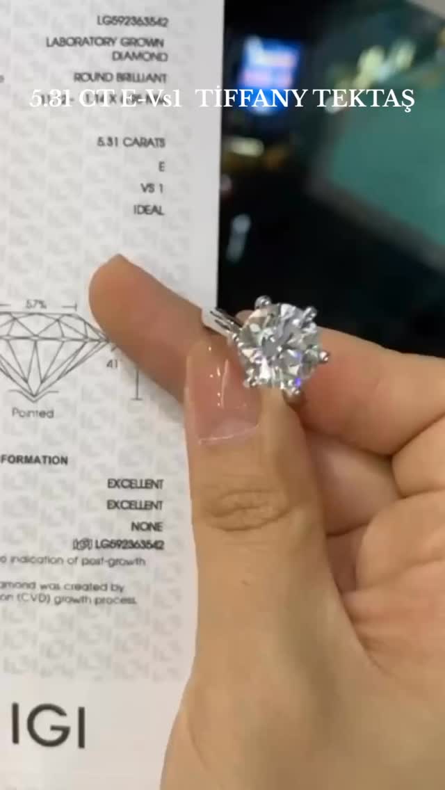 5.31 KARAT İHTİŞAM: Sertifikalı Lüks Şimdi Sizinle! 🤩
Bu yüzük, 5.31 CT E-VS1 Lab Grown Pırlanta ile Tiffany modelinin en görkemli halini sunuyor. Uluslararası akredite **IGI Sertifikası** (International Gemological Institute) ile pırlantanın tüm detayları güvence altındadır.
💎 **Ürün Detayları:**
* **Karat:** 5.31 CT
* **Renk & Berraklık:** E-VS1 (Saf Beyaz & Gözle Kusursuz)
* **Kesim:** Round Brilliant (Mükemmel ışıltı)
* **Ayar:** 14 Ayar Altın
Böylesine iddialı bir karata, etik ve ulaşılabilir fiyatla sahip olabilirsiniz.
🔥 **Fiyat:** 119.900₺
Bu muhteşem tektaşla ilgili daha fazla bilgi almak ve sipariş vermek için bize DM atın!
#yüzük #kupe #kolye #bileklik #diamond #suyolu #tektas #tektaşyüzük #beştaş #bagetpirlanta #rings #necklake #nisanyüzğü💍 #pırlanta #labaratuvar #labaratuvarpırlanta #cvd #gift #hallowen #istanbullabdimaond #diamondlabistanbul