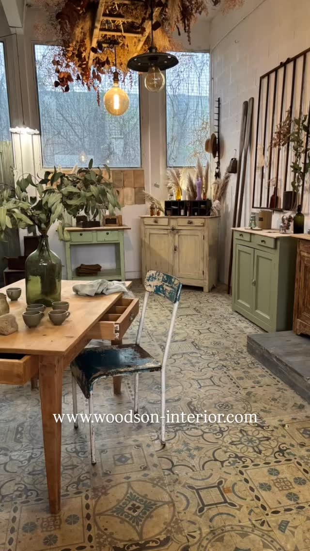 Meubles et objets du passé, restaurés avec passion 💚
Boutique brocante aux Puces du canal à Lyon
www.woodson-interior.com
Lien en bio