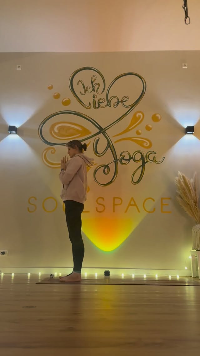 ✨ Neues Jahr. Neuer Fokus. Neue Klarheit. ✨
Das neue Jahr muss nicht perfekt starten –
sondern bewusst.
Yoga schenkt dir Raum zum Ankommen, Durchatmen und Loslassen.
Ohne Leistungsdruck. Ohne Vergleiche.
Nur du, dein Körper und der Moment.
Ab 12.01. starten neue Yogakurse im Ich liebe Yoga Soulspace.
Für mehr Beweglichkeit, weniger Stress und einen entspannten Start in den Tag oder Feierabend.
Starte dein Jahr nicht mit Vorsätzen –
sondern mit Zeit für dich.
👉 Jetzt Platz sichern
#ichliebeyoga #yogastudio #wetterruhr #soulspace yogakurs