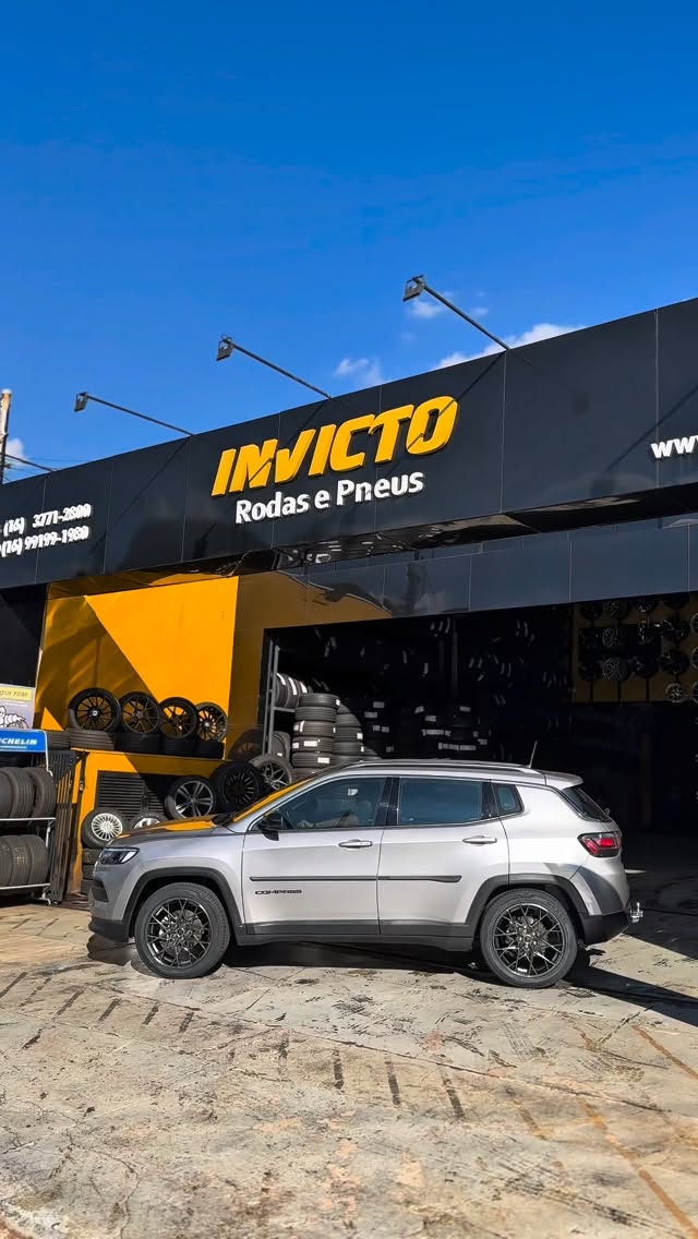 JEEP COMPASS
🛞 Pneu Nexen Roadian GTX
• Medida: 235/50 R19
• Índice: 103V XL
• Etiqueta: C/E (72 dB)
➡️ Excelente conforto, aderência e durabilidade para o uso diário.
🛞 Roda Vittoria Hanover Chrome Silver
• Medida: 19x8,5
• Furação: 5x112
• Offset (ET): 45
• Cubo (CB): 66,6 mm
➡️ Acabamento cromado premium com visual sofisticado e moderno.
🔧 Serviços Realizados
• Alinhamento
• Balanceamento
📍 Invicto Rodas e Pneu
📞 (16) 3771-2800
#InvictoRodasEPneu #JeepCompass #VittoriaWheels #Nexen #Rodas #Pneus