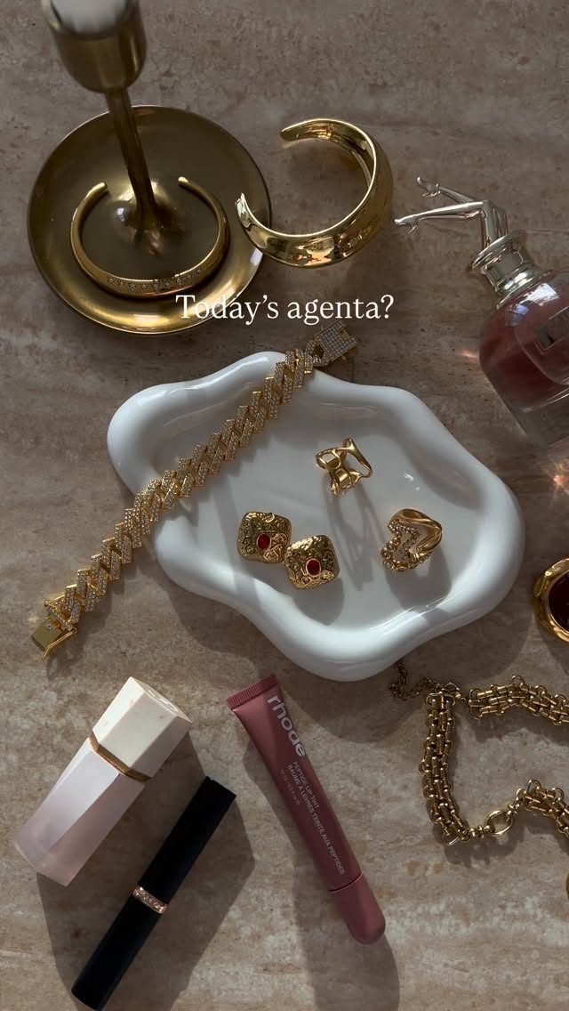 What’s on the agenda today? 🍂•
Shopping at: www.saysowoman.com
@say.so_jewelry
•
•
•
•
•
#love #fashion #instagood #style #follow #instagram #smallbusiness #smallbusiness #sale