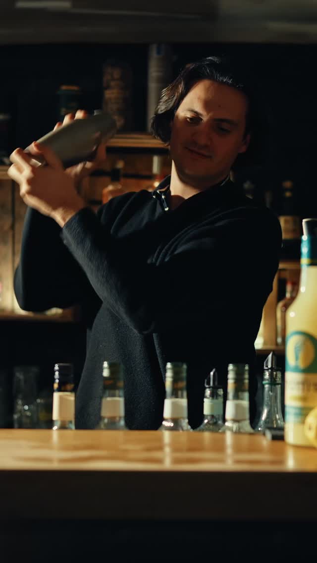 Totti’s Saurer – pur ein Klassiker, gemischt ein Erlebnis. 🍋
Bestelle jetzt online unter: www.tottisdrinks.de 🍋
#tottis #göttingen #DrinkResponsibly #vegan #madeingermany
Dieser Inhalt richtet sich ausschließlich an Personen über 18 Jahren.
Bitte Alkohol verantwortungsvoll konsumieren und nicht an Minderjährige weitergeben.