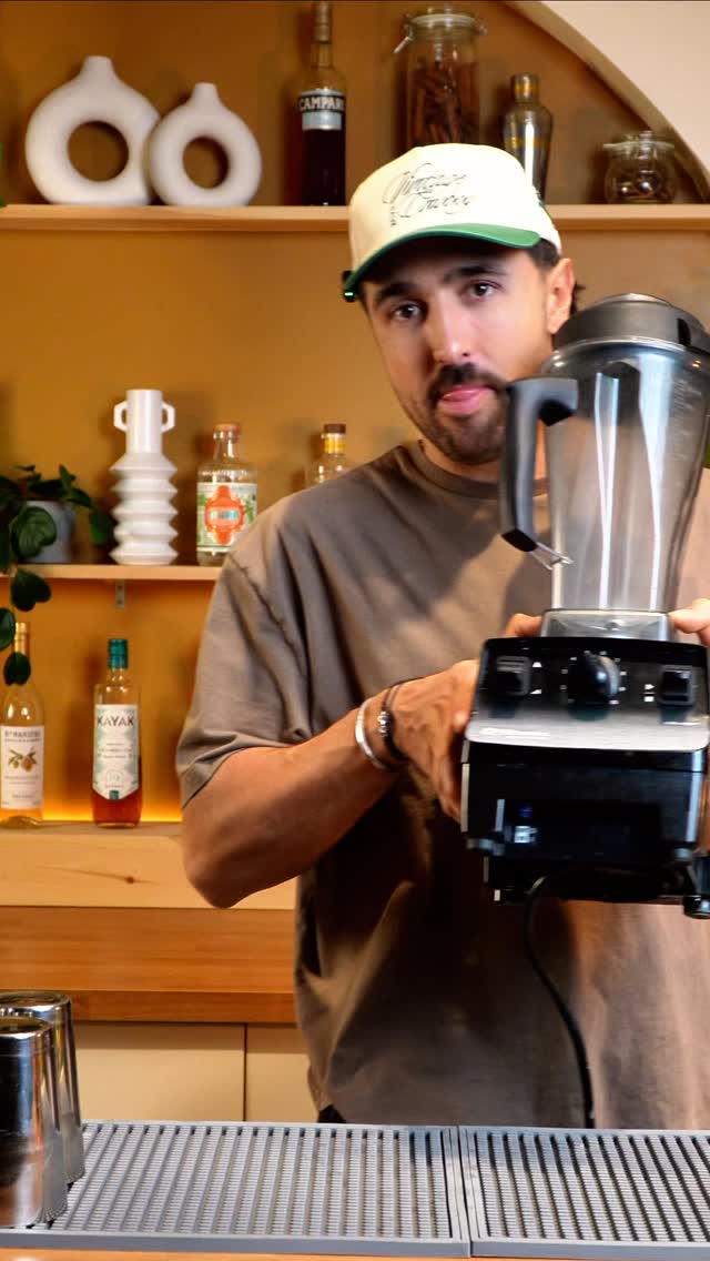 Un peu de soleil dans ton mois de Décembre ☀️ avec la slush Melon Drive !
C’est frais, c’est gourmand et ça te transporte hors de Montréal pendant quelques minutes !
Enregistre cette recette pour l’été prochain ou pour faire voyager tes amis au repas de fêtes !
#taptapcocktail #cocktails #recettecocktail