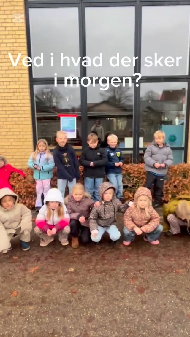 I MORGEN ER DER SPORTSBAZAR på Herning Friskole 😃⚽️🎽🩳👟
Kom og kig mellem 16.30 og 17.30, hvis du mangler sportsudstyr eller -tøj. Det er for alle - ikke kun elever på skolen 🥰
Og vi har mange fine ting! Doneret af venlige børn og voksne, der gerne vil støtte op om den gode sag:
At alle børn skal kunne deltage i fællesskabet om sports- og fritidsaktiviteter, uanset pengepungens størrelse ❤️
Hør mere her i videoen, som 7. klasse har lavet 😃
KÆMPE TAK for indsatsen indtil nu, unge mennesker - og STOR TAK for opbakningen til alle, der er en del af projektet ❤️
#Sportsbazar #7klasse #Frivillighed #Sportstøj #Sportsudstyr #Donationer #sport #Fritid #Fællesskab #Friskoleliv #Friskole #HerningFriskole #EtGodtStedAtLæreVæreOgVokse