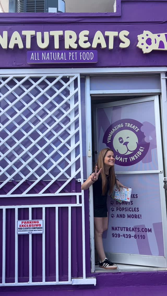 Hoy estuvimos celebrando el soft opening del local de @natutreats 🐶🧡 Galletitas, cupcakes, bizcochos, helados… todo natural y hecho con tanto amor como el que le damos a nuestros puppers.
Estamos bien orgullas de ti Denisse y de todo el empeño, corazón y trabajo que le haz dedicado a este sueño durante los últimos años. Ver este espacio cobrar vida nos llena de alegría. ✨🐾
Mega felicidades, amiga. 😘
Te auguramos toooodo el éxito del mundo y ya sabes que aquí tienes a tu crew de dog moms siempre ready para apoyar. 🐕🦺🛍️
#LasMotherpuppers #DogMomsPR #NatutreatsPR #DogFriendlyPR #DogMomLife #ApoyoLocal #puertorico #dogtreats #dogsofpuertorico #dogmomclub