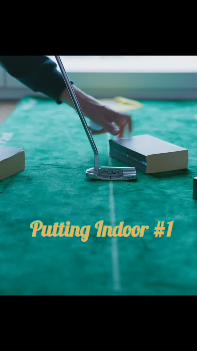 Dafür brauchst du keinen Simulator, nur 2 Bücher und eine Puttmatte. 📚⛳
Bücher vor den Ball stellen = kleines Tor.
Dein Job: Ball sauber zwischen den Büchern durchrollen lassen.
Triffst du ein Buch 👉 Startlinie war daneben.
Perfekt für zu Hause, wenn das Wetter scheiße ist – und ideal, um kurze Putts endlich zu vertrauen.
Speichern nicht vergessen, fürs nächste Wohnzimmer-Training.
#zgolf #golftraining #golfputting