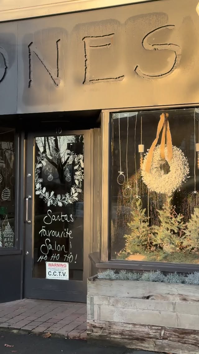 Christmas is on its way ❄️
We have incredibly limited availability now in December. If you haven’t had time to book your appointments please do so as soon as possible to avoid disappointment 🤍
#hairsalon #christmasdecor #cosyvibes