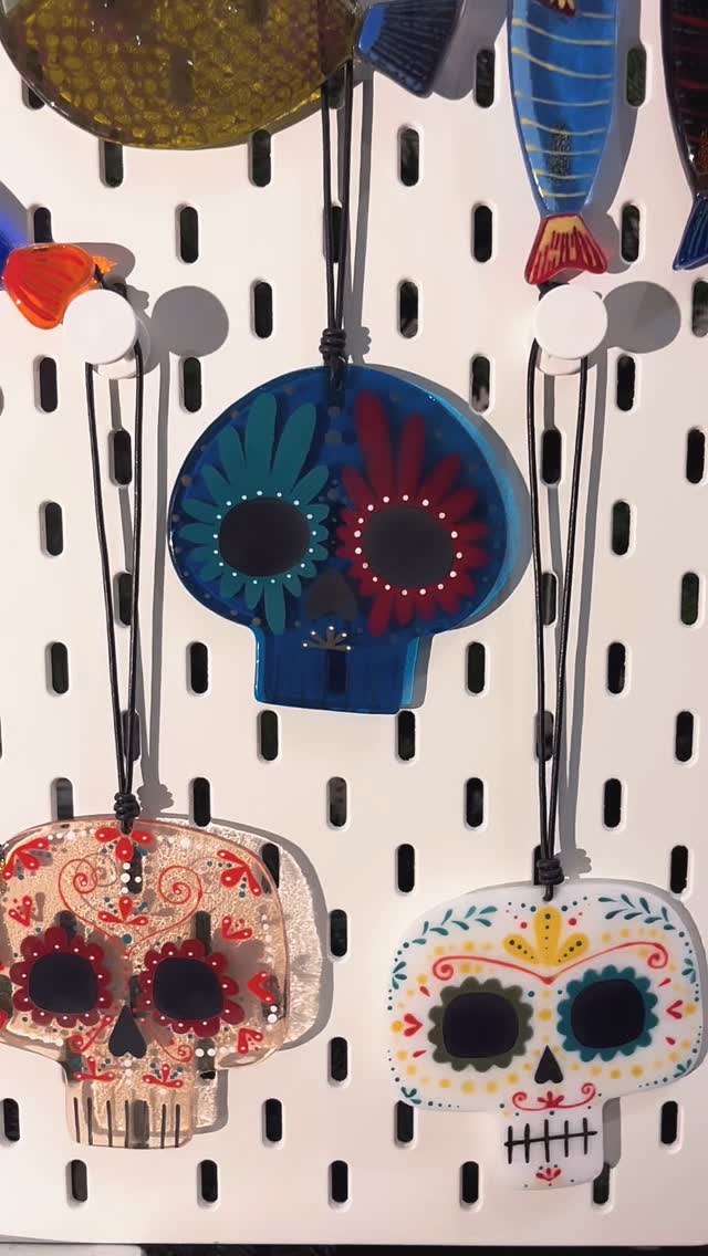 Getting ready for the Christmas market this Saturday in Zollikofen…
It’s funny—last year I hadn’t even considered working with glass, and now I can’t imagine my life without it. I began this journey in January and instantly fell in love with this precious material.
Even though I work almost full-time and don’t have as many hours as I’d wish, I pour every free moment into creating new pieces. I use recycled and new glass sheets, combine materials, experiment like a curious child—drawn to the colors, the sparkles, and the magic hidden inside every fragment.
And yes, even the occasional cut finger feels worth it, because I truly love every minute of this process. I put my whole heart into every single piece, and I can’t wait to share them with you.
#annabies #glassobjects #christmasmarket #weihnachtsmarkt #zollikofen