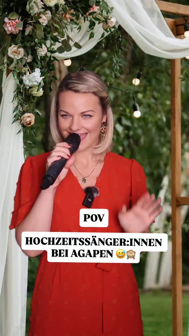 Als HochzeitssängerIn weißt du: Agapen sind manchmal eine ganz eigene Sportart 😅
Während ich gerade versuche, mein ganzes Gefühl in einen Song zu packen, passiert manchmal Folgendes gleichzeitig:
✨ Ein Kind stolpert: Ich singe weiter und helfe beim Aufstehen
✨ Jemand fragt mich nach dem WC: Ich nicke sangesfröhlich in die richtige Richtung
✨ Der Kellner kommt vorbei: Ich bestelle schnell einen Drink
✨ Und ab und zu werde ich kurzerhand zur Kellnerin befördert (mit Mikro in der Hand)
Natürlich ist das hier eine kleine Überzeichnung…
Aber: Ein Fünkchen Wahrheit steckt in jeder Pointe, oder? 😁
Wer sagt, Sängerinnen können nicht multitasken… war noch nie bei einer Agape!
#hochzeitssängerin #pov #agape #lustig #hochzeit