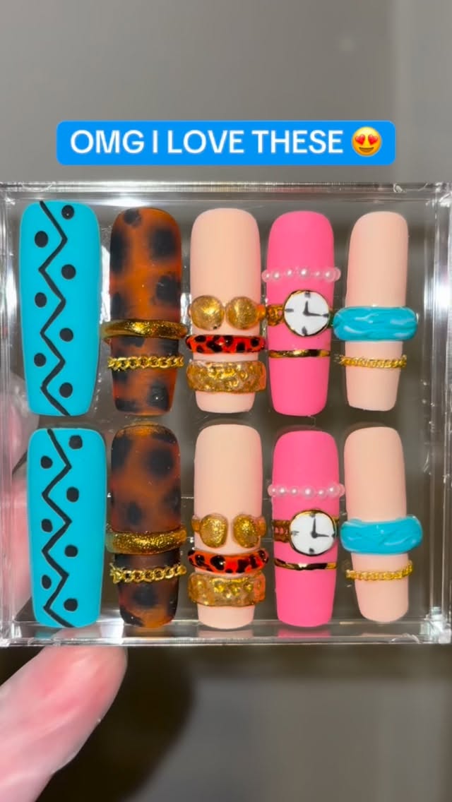 These are so cute and the colours are a vibe! A lot of time went in to making these tiny bangles but omg they are so adorable the tiny tortoise shell bangle is my favourite 🤩 I used bright boho colours with a boho pattern nail art design #nailart #nailtrend #3dnailart #handpaintednails #nailsnailsnails #pressonnails #nails #naildesigns #handpainted #bangles #nailartist #boho