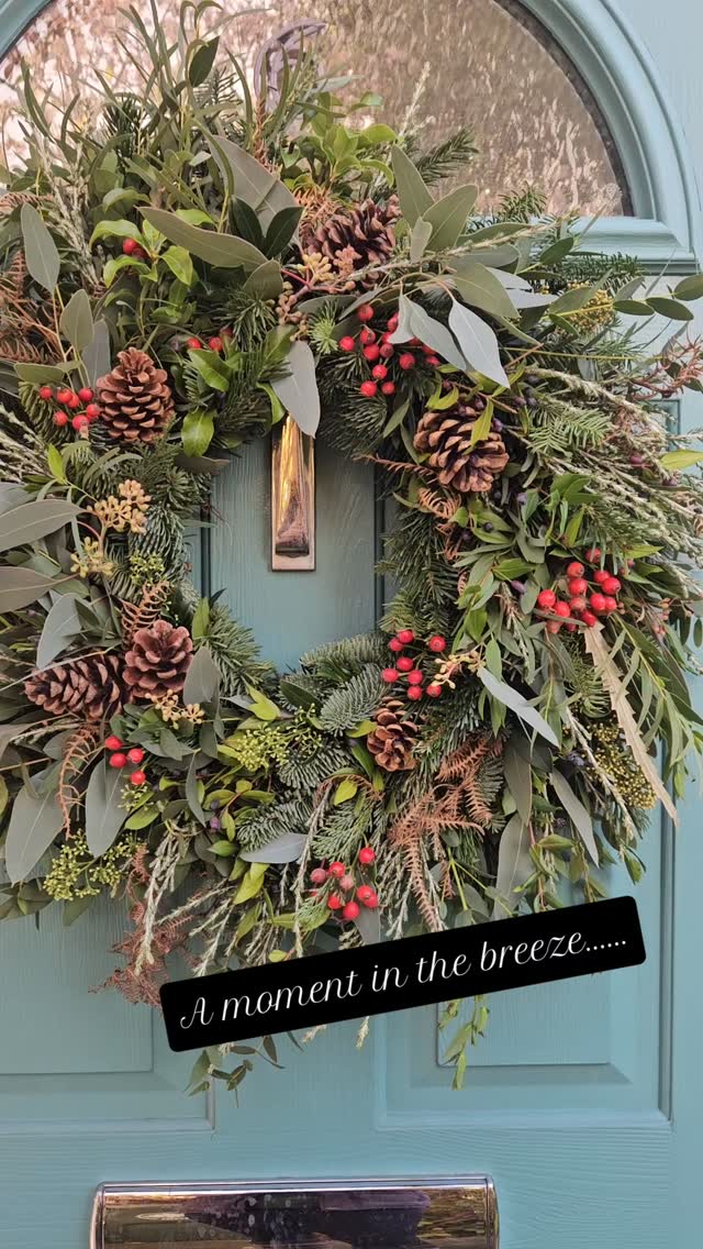 A moment in today's lovely light and breeze ✨️
#wreath #carshalton #carshaltonbeeches