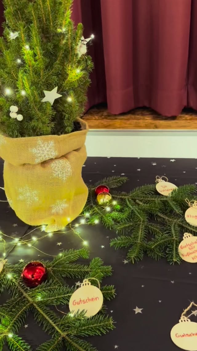 Taunussteiner Wunschbaum erfüllt auch 2025 wieder Kinderwünsche
Weihnachten steht vor der Tür – Kinder schreiben ihre Wunschzettel:
Spielzeuge, Kleidung, Schulmaterialien, elektronische Geräte, …
Es gibt jedoch Familien, die ihren Kindern die noch so bescheidenen Wünsche nicht erfüllen können.
Auch in diesem Jahr wird der Wunschbaum daher wieder auf dem Dr.-Peter-Nikolaus-Platz zu finden sein und Bürgerinnen und Bürgern somit die Möglichkeit bieten, Kindern – ganz im Geiste von Weihnachten – eine große Freude und damit Familien ein ganz besonderes Weihnachtsfest zu bereiten
#taunusstein #taunus #STADTVERORDNETENVERSAMMLUNG