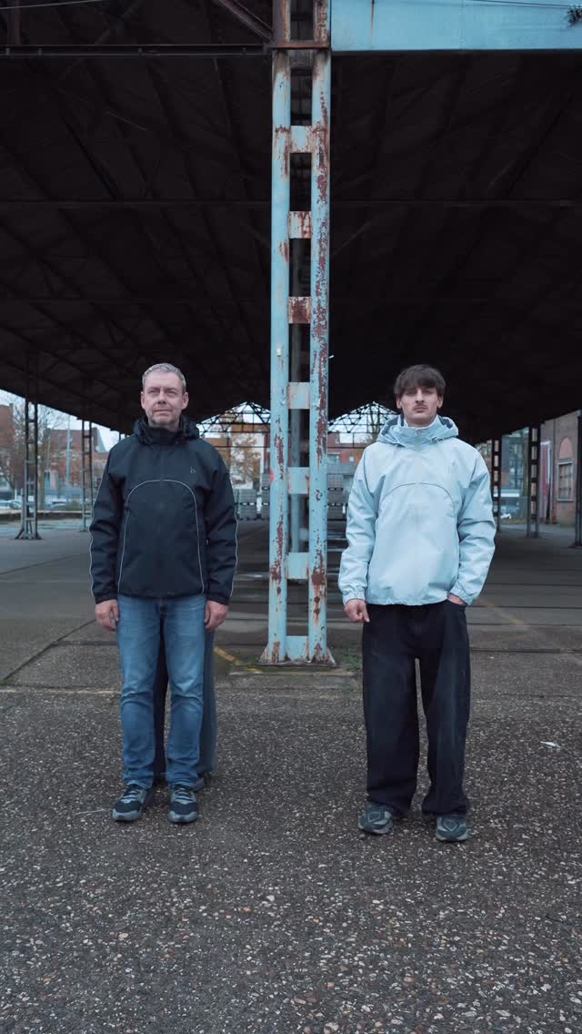 De regenjas die met je vibe mee verandert. Reflecterend. Waterdicht. Altijd on point.
Which color do you pick? 🌧️🤍
#blackfriday #reflectyourstyle #thelabel #reflective #kwinkslag #rainjacket #reflecterend #regenjas