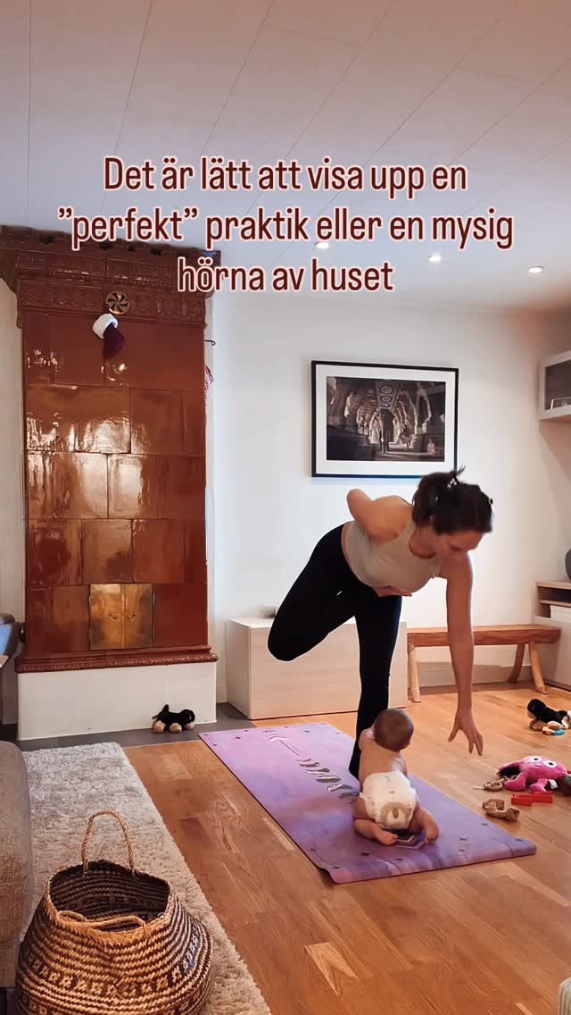 Det är lätt att ta fina bilder, göra fina asanas och visa ett fint hörn av huset. Men det är inte alltid verkligheten. Du behöver inte städa hela huset och skicka ut familjen för att hitta till mattan. Här har jag hela hänget med mig, mitt i min praktik.
Det räcker med att du show up för dig själv ♥️
#aikitastudio #yogastockholm #yogamatta #yogainspiration #yogamats #ashtangayoga #självkärlek