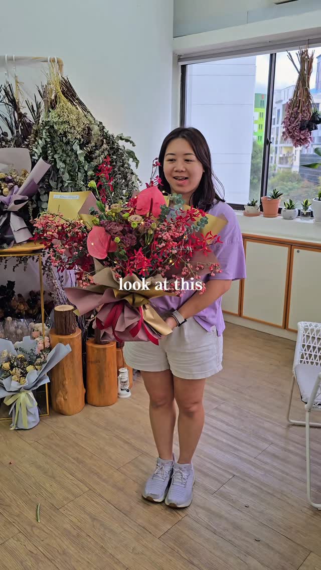 My latest Christmas-inspired bouquet… and I’m obsessed! 🎄✨
Custom-made with love for my client 🎁💐
Festive, fun & full of joy!
#ChristmasFlowers #FestiveArrangements #FloristTok BouquetVideo HolidayVibes SGFlorist FlowerDesigner XmasBouquet