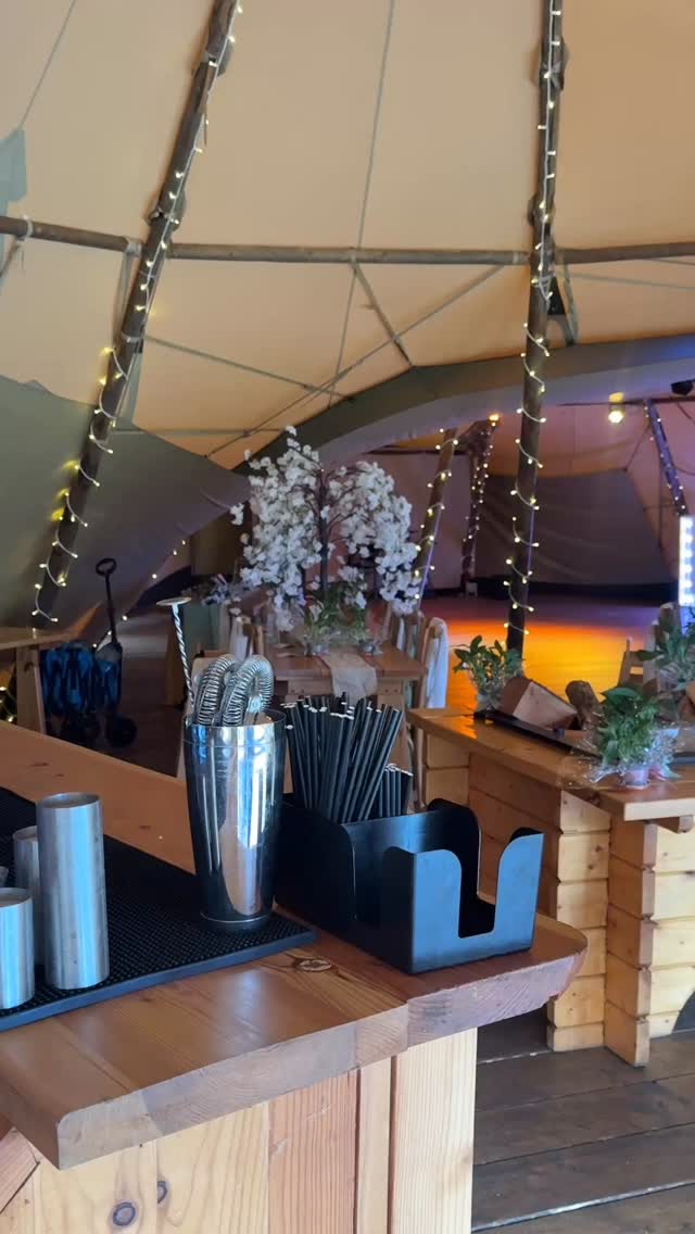 Postcards from the Hidden Hive for Z & B - what an incredible day and the loveliest people ๐ค๐ฅฐ
@zoe_w1994
#hiddenhive @thehiddenhivetipis #acousticduo #derbywedding