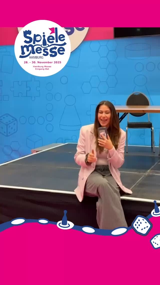 🎲✨ Sonntag auf der Spielemesse Hamburg! ✨🎲
Wir blicken zurück auf zwei unglaubliche Tage voller Spannung, Spaß und analoger Abenteuer – mit einem Weltrekord, tollen Begegnungen, unzähligen Spiele-Highlights und einem großartigen Bühnenprogramm! 🙌🔥
❤️ Aber das Beste:
Heute gibt’s das alles nochmal – live, zum Mitmachen, Erleben und Staunen!
🕙 Sonntag: 10–18 Uhr
📍 Messe Hamburg – Spielemesse Hamburg
🎉 Kommt vorbei, spielt mit, entdeckt Neues, trefft Artists und erlebt die Magie des gemeinsamen Spielens!
👉 Hamburg spielt – und du spielst mit! 🎭🧩🚀