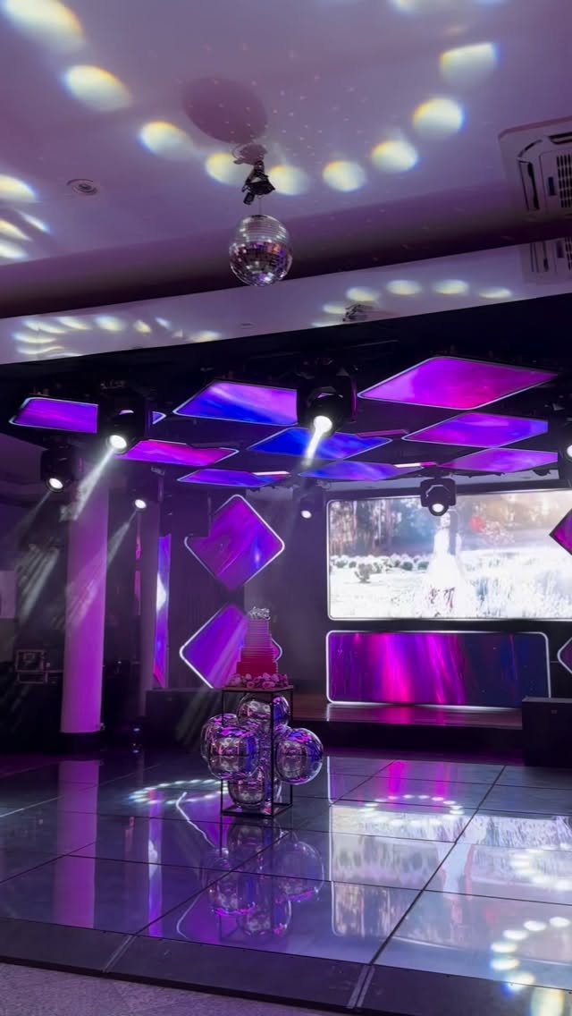 O que foi este 15 anos da @aghata.brrs? 😱✨
Um projeto 100% elaborado, desenhado, desenvolvido e executado pela equipe Ariel Som e Luzes — pensado nos mínimos detalhes para transformar o Clube Ponta By Night em uma experiência única.
No dia 01 de novembro, entregamos um conceito completo:
💎 Painéis de LED em formato losango na pista — fugindo totalmente do convencional, criando um visual elegante, moderno e cheio de personalidade. Cada ângulo foi estudado para proporcionar diversidade e impacto.
🎆 Iluminação de pista esplêndida, fluindo em harmonia com os painéis, entregando movimento, atmosfera e intensidade na medida certa.
🔹Painéis de LED no palco, seguindo o mesmo desenho visual da pista, garantindo unidade, estética e continuidade no projeto.
✨ Painéis na mesa de doces — um charme à parte! Perfeita integração com as esferas prateadas, criando um cenário delicado, fotogênico e visualmente impecável.
🔘 Acabamento estrutural totalmente espelhado, elevando o requinte e proporcionando reflexos que potencializam toda a cenografia.
🌿 Painéis no hall de entrada — logo ao chegar, os totens com fotos da aniversariante recebem os convidados, enquanto as tiras de LED harmonizam com as folhagens verdes, criando um ambiente acolhedor e sofisticado.
▫️ Pontuação luminosa nas mesas dos convidados, trazendo conforto, aconchego e valorizando cada detalhe do salão.
▪️ Pontuação cênica nas paredes, reforçando a ambientação e completando a atmosfera do evento.
⭐️ Ariel Som e Luzes - Projetos que encantam, resultados que impressionam.
#RealizandoSonhos
Obrigado, @gilmaradebarros, por confiar em nosso trabalho!
• Decoração: @officinadasflores
• DJ: @arieljunior_
• Fotos: @juhfotografia
• Vídeo: @guiaguilar.png
• Buffet: @quiroga_eventos
• Pista: @allumeparis
• Geradores: @rsenergiabr
• Bebidas: @nneventospg