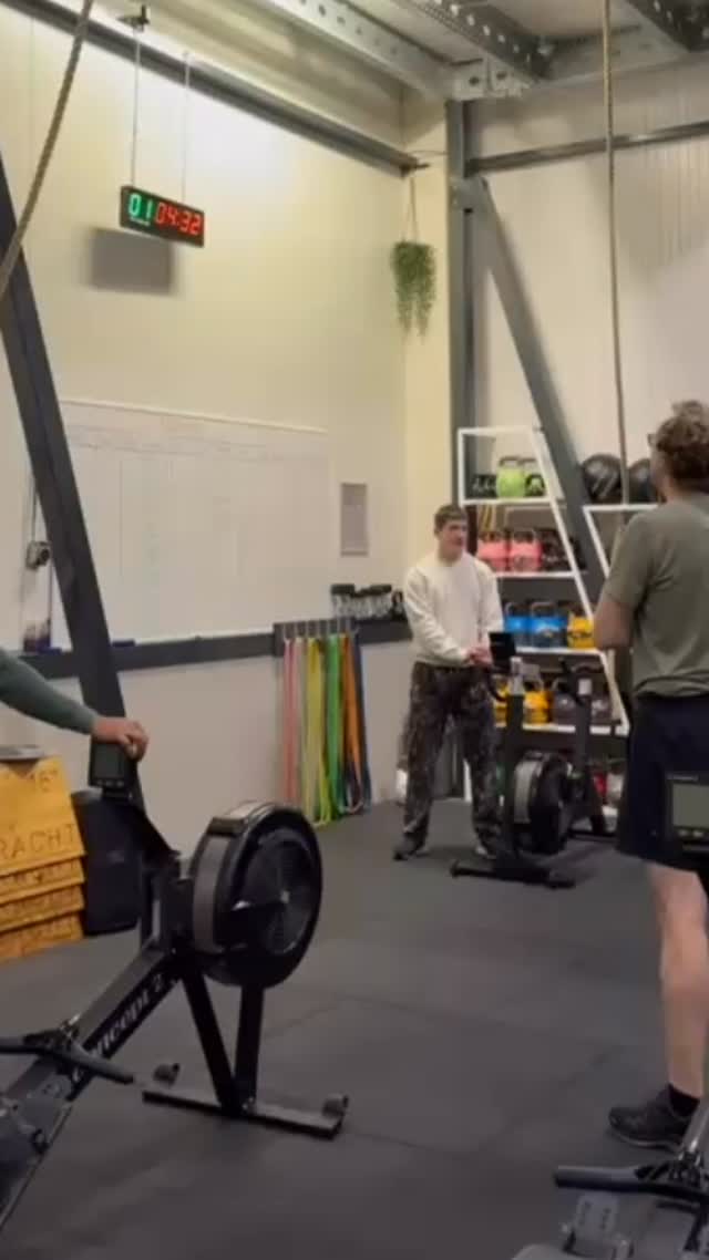 Ergathlon at Kracht 🤍
A full morning of long efforts, focused minds, and constant support from the floor. Every heat brought its own challenge, and everyone showed up with grit, patience, and heart. This is what training together looks like.
Shoutout to everyone who attended this year’s Kracht Ergathlon. We’re proud of you and hope to see you again!
Who will be joining next? 💪
#krachtamsterdam #krachtcommunity #functionalfitness #gymcommunity #enduranceworkout #ergtraining #amsterdamfitness #trainhardtogether