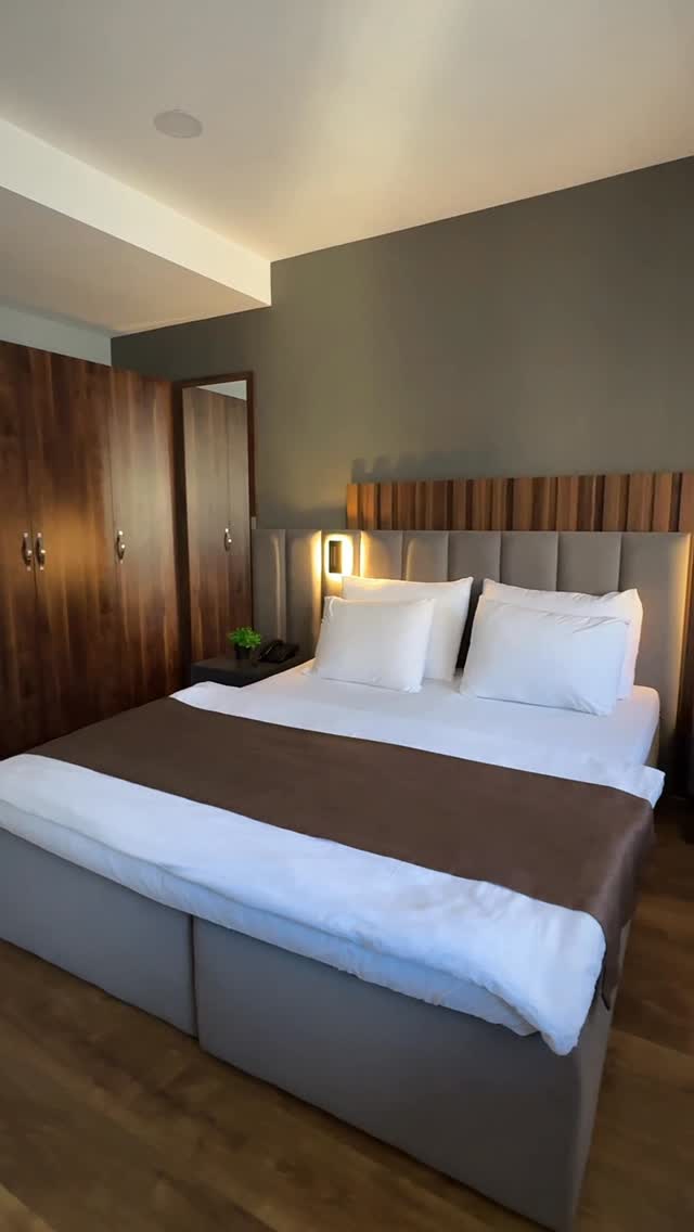 Galata Kulesi’ne komşu, şehrin ruhuna ev sahipliği yapan bir konaklama…
Vita Hotel, İstanbul deneyiminizi ayrıcalığa dönüştürüyor. ✨
📍Şimdiden yerinizi ayırtın.
Just steps from Galata Tower, a stay that embraces the spirit of the city…
Vita Hotel transforms your Istanbul experience into something truly exceptional. ✨
📍Reserve your spot today!
Booking & Info / Rezervasyon & Bilgi :
☎️ 0212 654 78 88
📲 0544 681 34 34
#vitahotelgalata #istanbul #karaköy #istanbulotelleri #hotel #hotels #galatatower #exploremore #booking