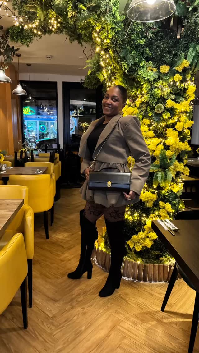 Me and my @lauranceleon111 bag - I absolutely love it ❤️ It’s stylish and the quality is awesome. You can get yours at the @brandstory.uk pop up at the Battersea Power Station mall - infront of Cartier / Rolex
.
.
.
.
.
#handbag #handbagstyle #designerbag #giftsforher #giftideas #christmasiscoming #althie_lifestyle #althielifestylerocks #althielifestyle #giftideas