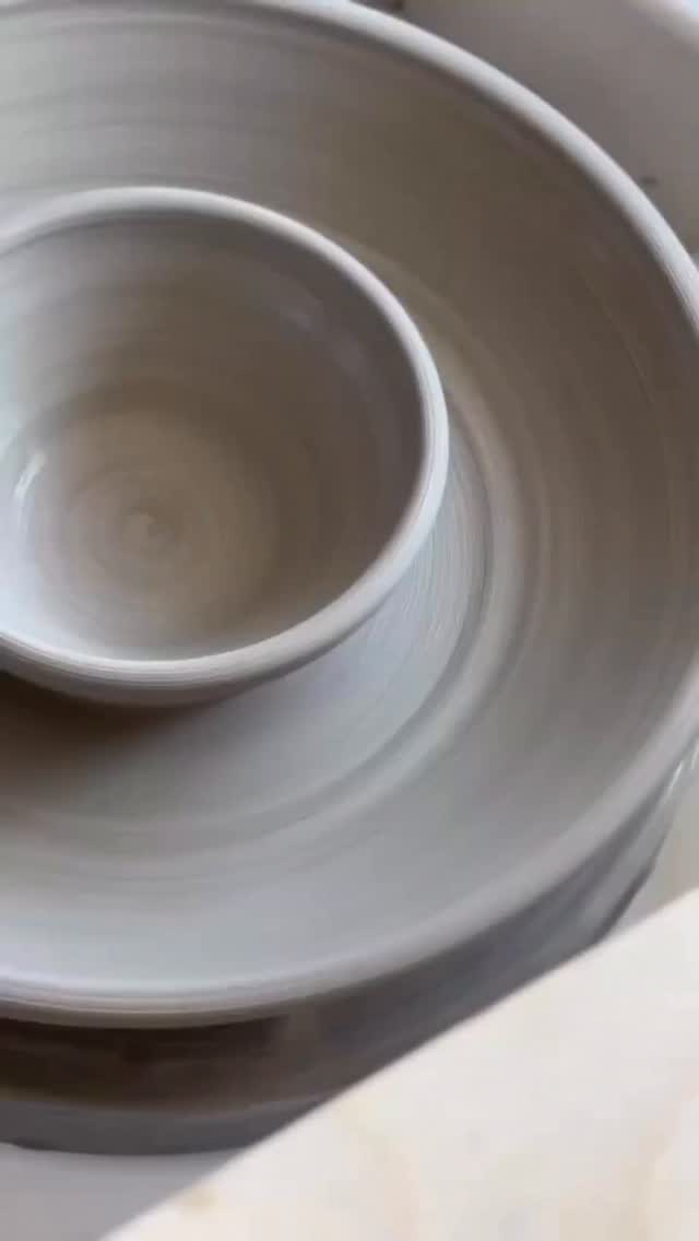 ✨you’re invited to clay club - BYOB✨
✨for £20, come along and throw or handbuild to your hearts content. Then if you fancy, come back and finish off your work with our selection of glazes✨
✨being our most affordable session, clay club doesn’t include teaching but there will always be one of the team in the studio to give you a hand.✨
✨use code “Charlie” for a £5 discount and come along for just a £15!✨
#datenightbristol #giftidea #BYOB #unwindwithart #claytime #diyceramics