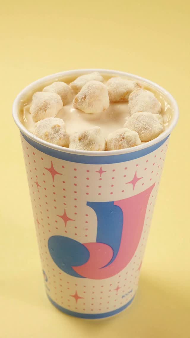 Produção de vídeo do Milkshake Pipô, o mais novo lançamento irresistível da marca Johnny Joy @johnnyjoy.br
Brigadeiro Caseiro de Leite Ninho, Pipoca de Leite
Ninho, Leite Ninho em Pó e Sorvete de Baunilha! 🤤🤌
#milkshake #foodstyling #fotografodecomida #brasilia