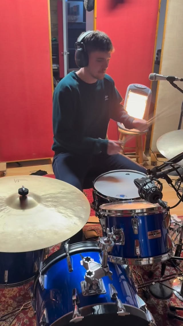 Dog fights & shit shirts but a killer tune and lovely new guitars! Always a blast with @astorialeeds
Our 7th song together!