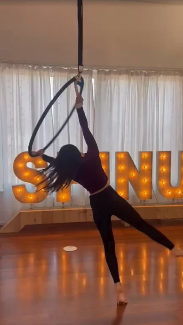 AERIAL HOOP INTRO CLASS mit @shantaerial
Ready to Fly? ✨
Seit November findet unsere neue Intro to Hoop Klasse statt und du kannst immer noch einsteigen. Lass dich von der Magie des Luftrings verzaubern.
Der Kurs ist perfekt für Einsteiger:innen. Du brauchst keine Vorkenntnisse, nur Neugier und den Mut, dich in die Lüfte zu wagen.
Shantie führt dich in die Technik ein und zeigt dir erste Übungen und Kombinationen am Ring.
Einsteiger:innen sind herzlich willkommen und erhalten mit unserem Schnupperabo ein tolles Angebot. Check it out!
Melde dich jetzt an via Eversports (Link in der Bio).