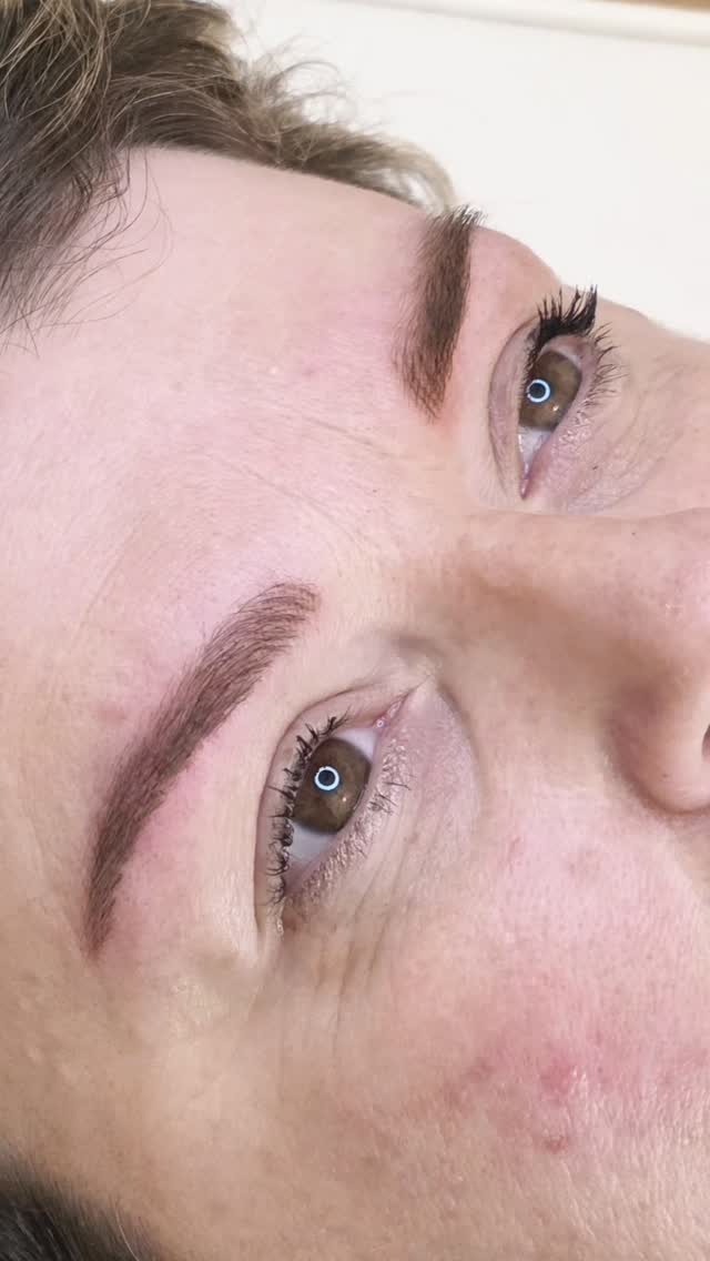 SOURCILS COMBO POIL À POIL + POUDRÉ - Création
Avant | Après
Pour rappel: sur la vidéo la pigmentation vient d'être faite, les sourcils sont donc rouges, un peu gonflés et la couleur du pigment ressort foncé. Après les 3 semaines de cicatrisation, les sourcils auront perdus 40 à 50% d'intensité (cicatrisation normale), pour laisser place à une couleur beaucoup plus douce et un résultat plus fin. Lors de la retouche 1 mois après nous rectifions la forme et l'intensité si nécessaire. LES SOURCILS NE RESTENT PAS FONCÉS COMME CA, n'ayez craintes 😊 C'est pour cela que je vous montre souvent les résultats cicatrisés. 🫶
📍 Homblières (02720) — salon privé, sur RDV uniquement
🗓️ Ouvert du lundi au samedi matin (non-stop le midi)
❓️💸https://taplink.cc/regardpoudre
📲 📞 06 49 57 28 05
#combobrows #poilàpoil #poudré #sourcilspoudrés #powderbrows #poilàpoil3d #sourcilspoilàpoil #pigmentationsourcils #maquillagepermanent #maquillagesemipermanent #dermopigmentation #esthetique #homblieres #aisne #hautsdefrance