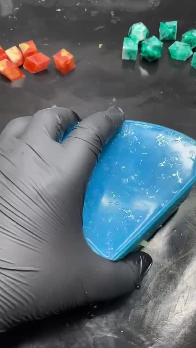 Pas d’annonce aujourd’hui. Juste de la résine, des dés, et un Noctali shiny 🖤
J’ai aussi bossé sur le set vert (oui, celui du dernier reveal) avec une coquille en feuilles d’or — j’ai hâte de vous montrer le résultat.
Et comme il restait un peu de résine, on a fait quelques dés en plus pour les conventions 👌
#dicegoblin #lalooterie #artisanat #jdr #resine #handmade #pourtoi #faitmain #dnd #dés #dice #dnd5e
#noctali #pokemondice #atelierresine #creationsartisanal